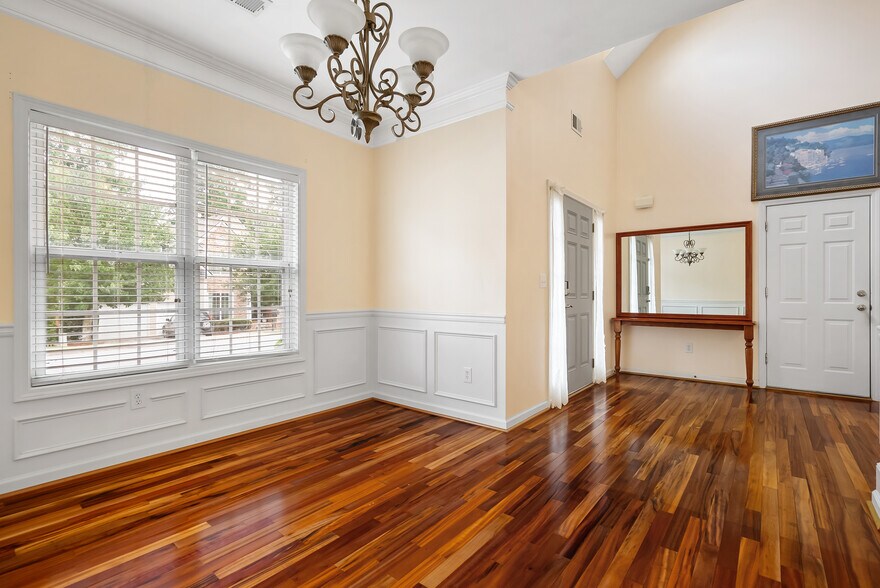 Building Photo - 847 Edgeley Ln