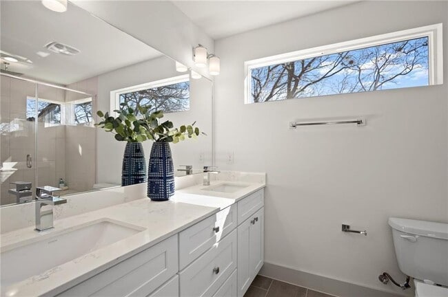 Building Photo - 2413 E 9th St