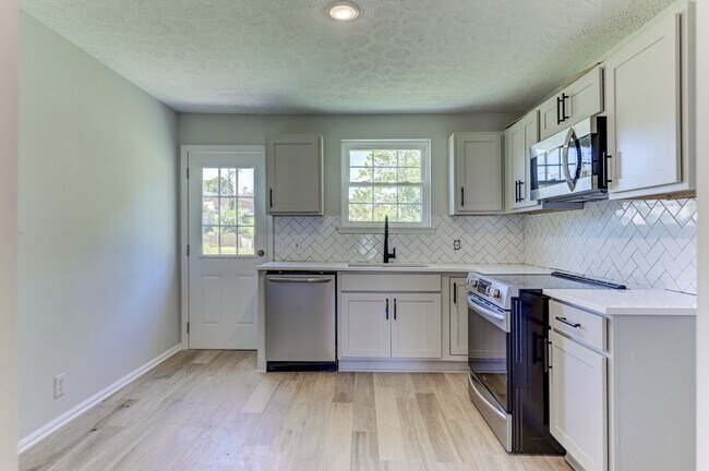 Building Photo - 606 Newhall Dr
