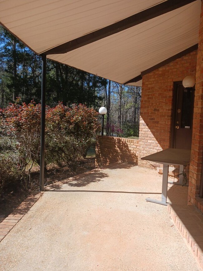 Building Photo - Charming 4BR/2.5BA Retreat on 2 Acres-Available Now!