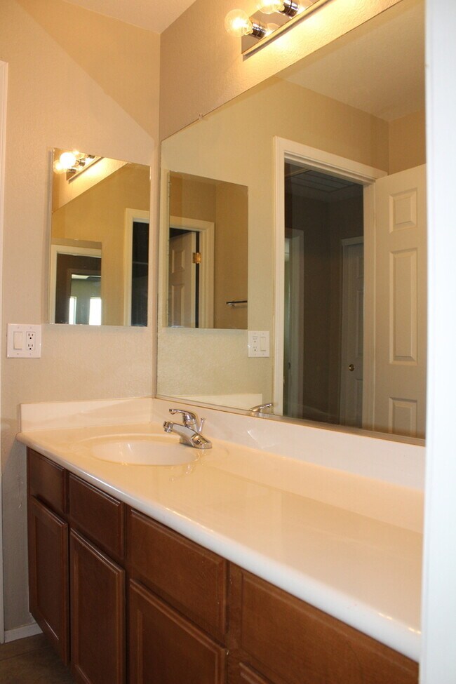 Building Photo - Beautiful 4 bedroom 2.5 bath home located ...