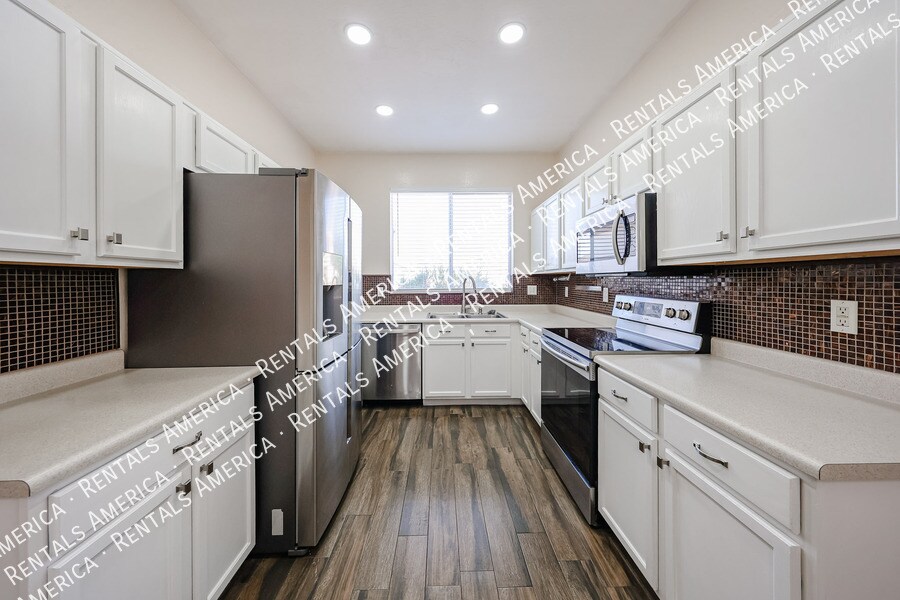 Building Photo - 15428 W Mauna Loa Ln