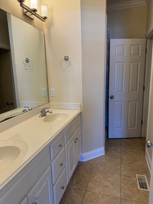 Building Photo - 3759 Savannah Way