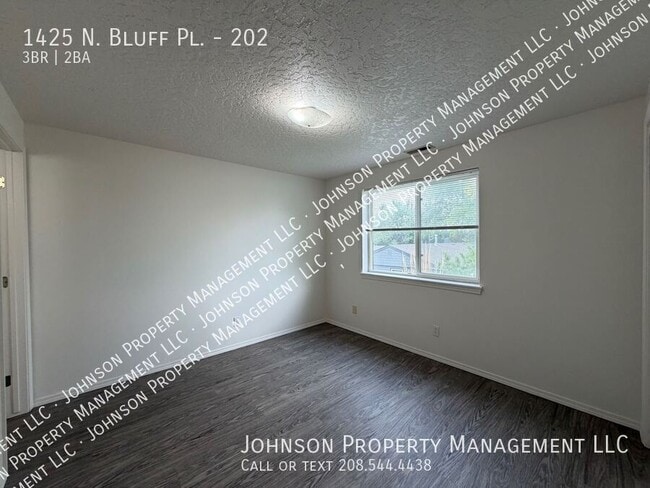 Building Photo - 1425 N Bluff Pl