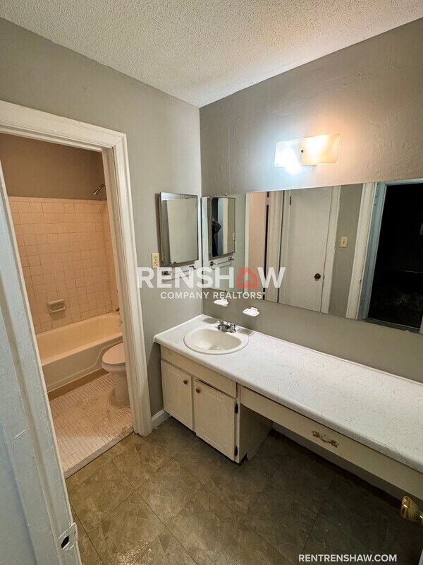 Building Photo - 3228 S Mendenhall Rd