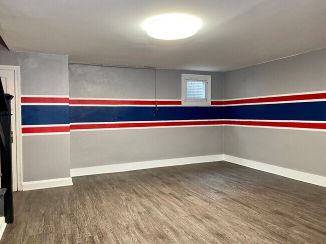 Building Photo - Charming 3 Bedroom/1 Bathroom Townhome in ...