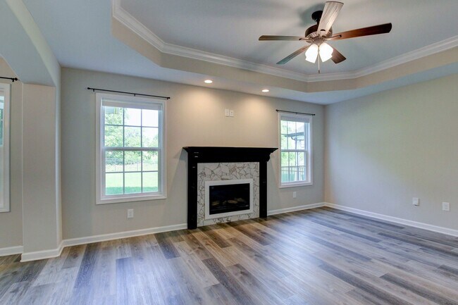 Building Photo - Huge 5 bed 3 ba.  Gorgeous House Near Post...