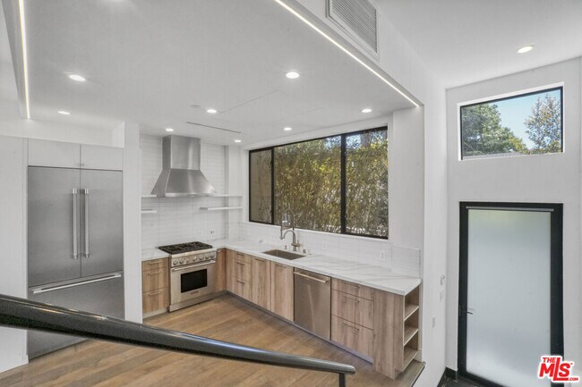 Building Photo - 1445 1/4 N Martel Ave