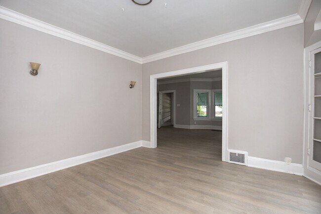 Building Photo - 2119 Lewis Dr