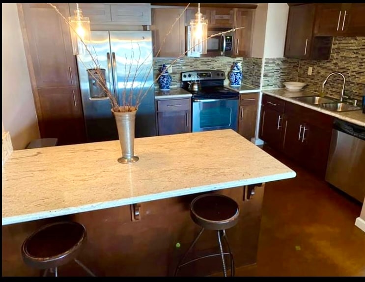 Kitchen includes dishwasher, microwave, side-by-side fridge/freezer, garbage disposal, wine fridge - 500 N St