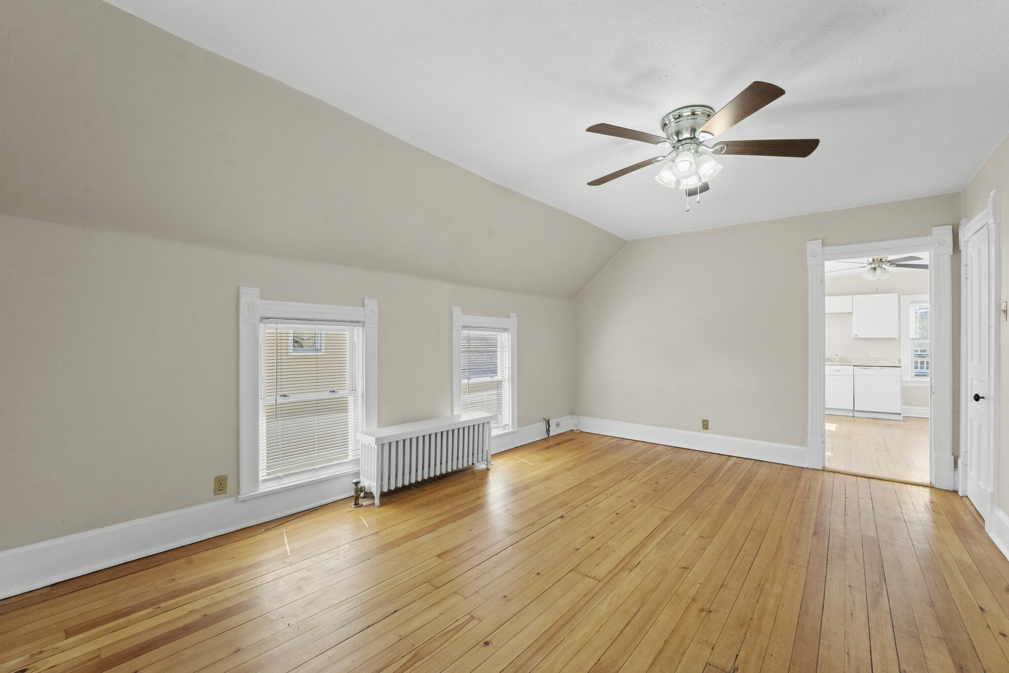 DR or LR - 331 Des Plaines Ave