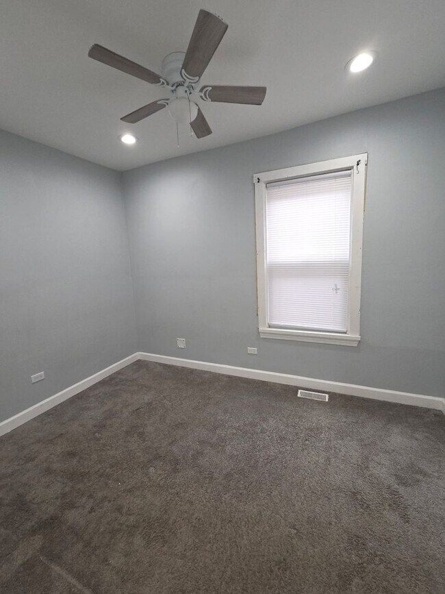 Building Photo - 9219 S Greenwood Ave