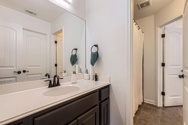Building Photo - 4349 Green Tree Dr
