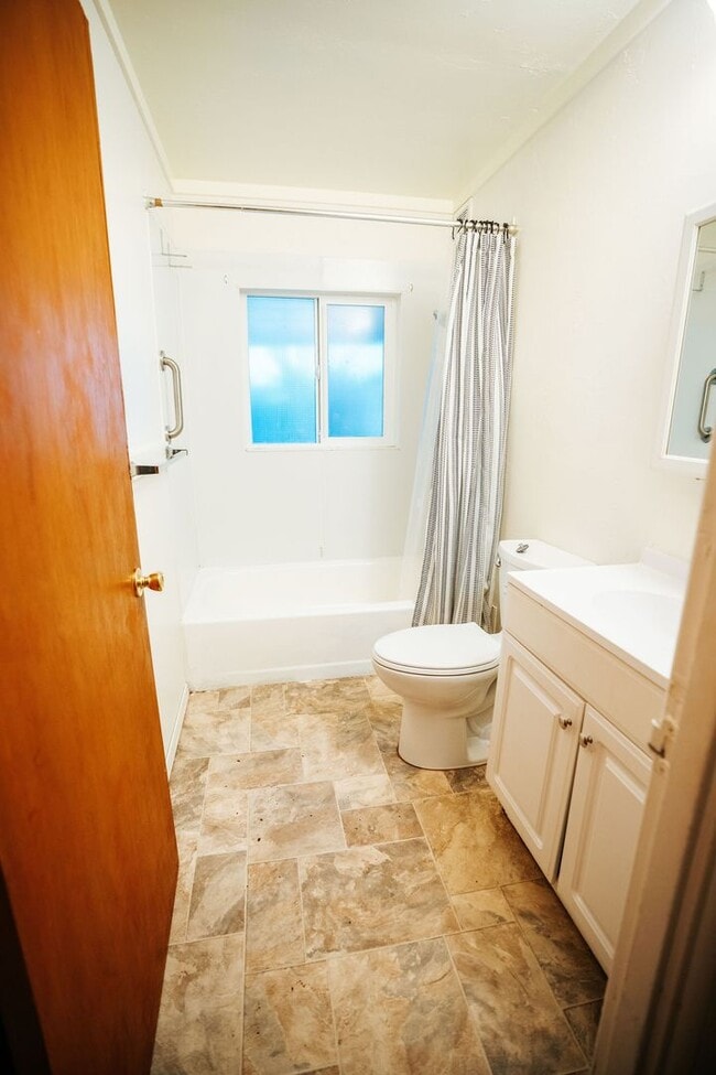 Building Photo - Spacious 4-bedroom, 2-bath single-family home located in a desirable Eureka neighborhood near Hen...