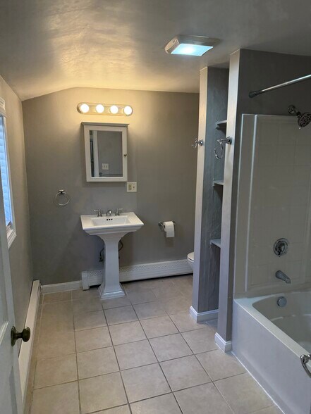 Building Photo - 15 Crescent Ln