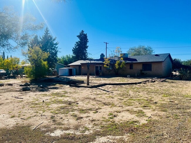 Building Photo - 3 bedroom 2 bathroom Home in the City of Hesperia!