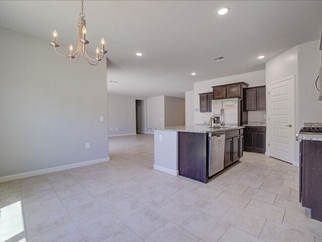 Building Photo - Corona de Tucson 4 Bedroom 2 Bathroom
