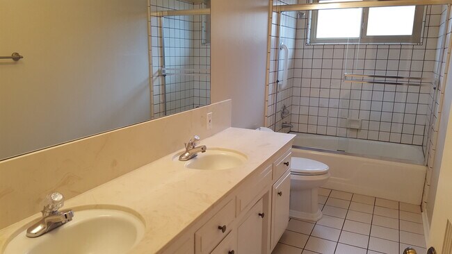 Building Photo - 1960 Harris Ave