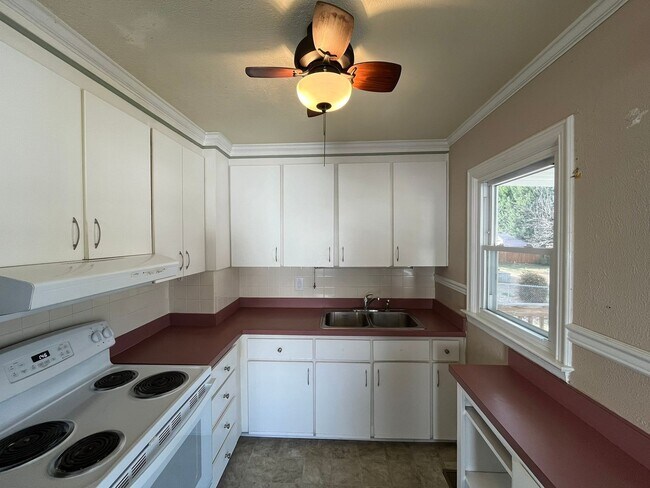 Building Photo - Cozy 1BD, 1BA Near Downtown Raleigh House with Fenced Yard