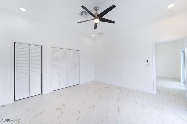 Building Photo - 2561 Sunniland Blvd