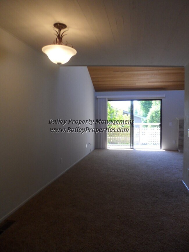 Building Photo - Gorgeous Seascape Townhouse