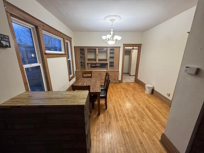 Building Photo - 303 Doty St