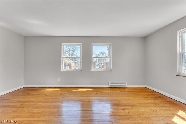 Building Photo - 494 E 222nd St