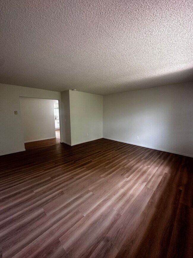 Building Photo - Spacious 3-Bedroom Apartment with Limited-...