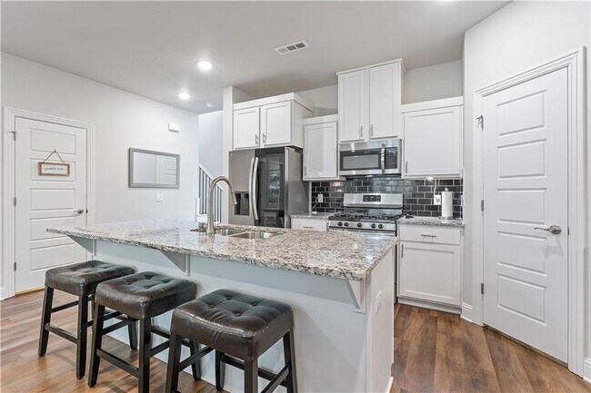 Building Photo - 4407 SW Bison St