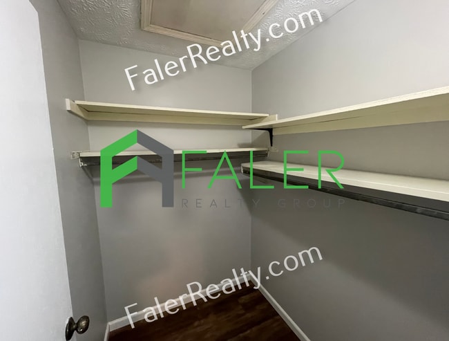 Building Photo - 2 bedroom, 1.5 bath apartment available now!