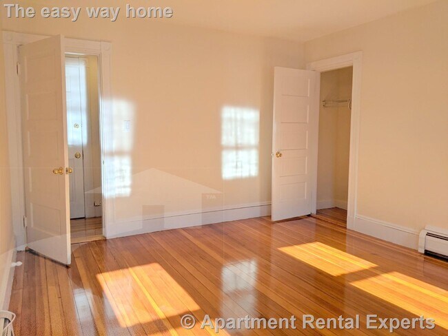 Building Photo - Nicely Updated Top Floor Two Bed Near Davi...