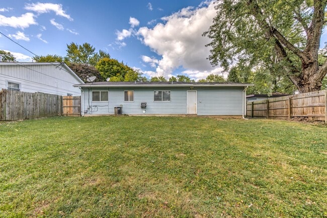 Building Photo - 18 Redwood Dr