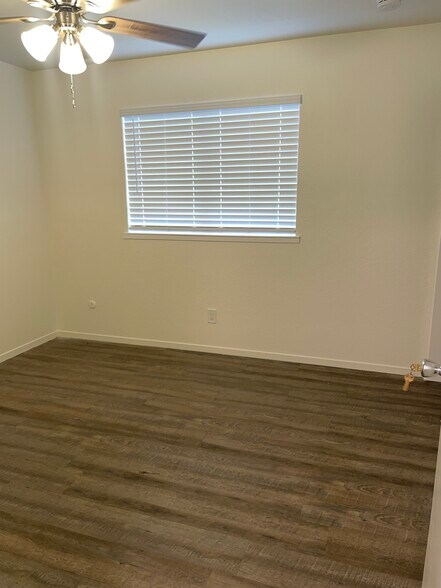 Building Photo - 5443 W Santa Ana Ave
