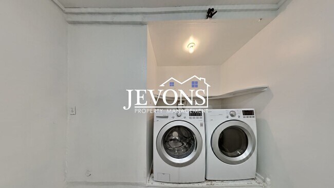 Building Photo - Charming 3-bedroom single-family home with...