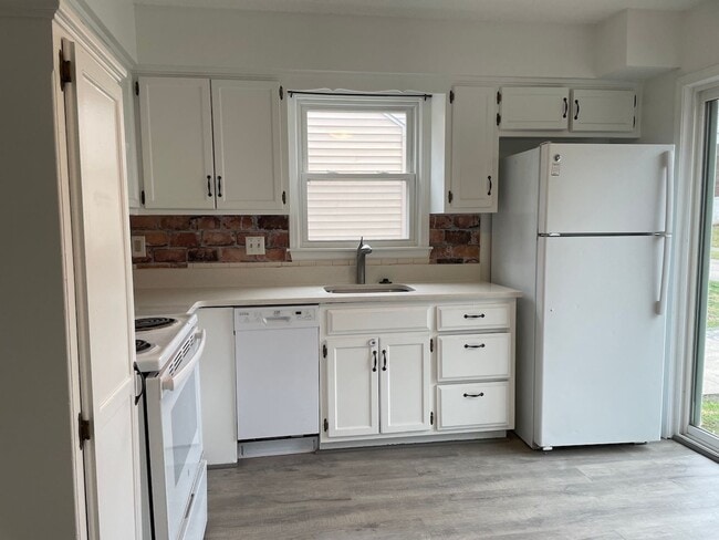 Building Photo - {12901} Spacious Townhome with a 1 car garage & full basement