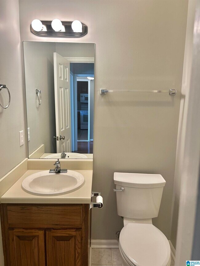 Building Photo - 2212 Ascot Ln