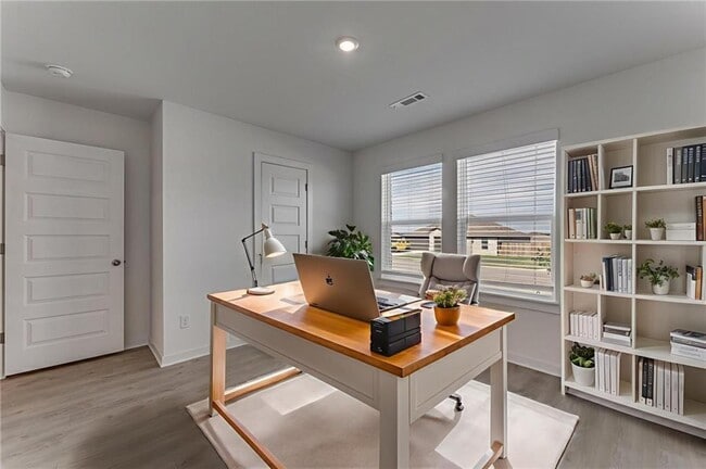 Building Photo - 981 PEBBLE Dr