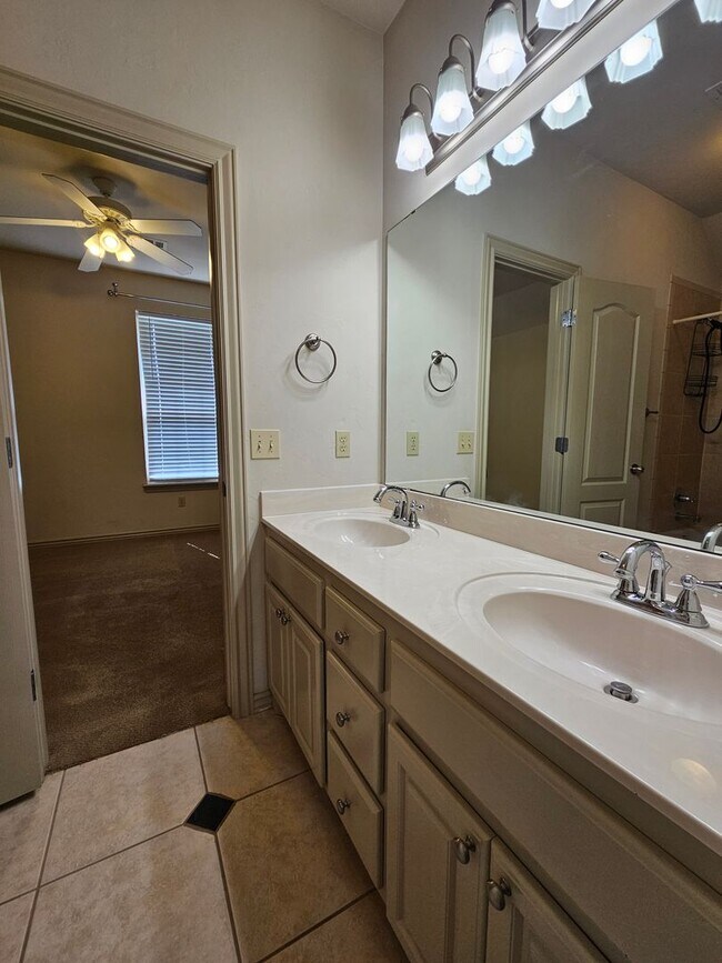 Building Photo - 513 Summit View Ct
