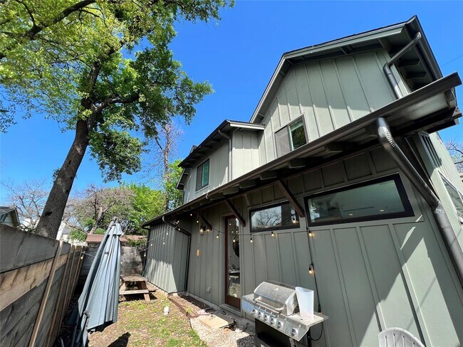 Building Photo - 1806 Haskell St