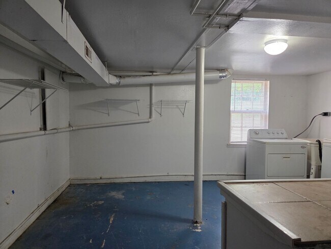 Building Photo - 1027 Holland Ave