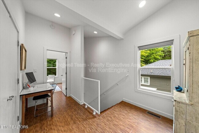 Building Photo - 1327 Brown Ave
