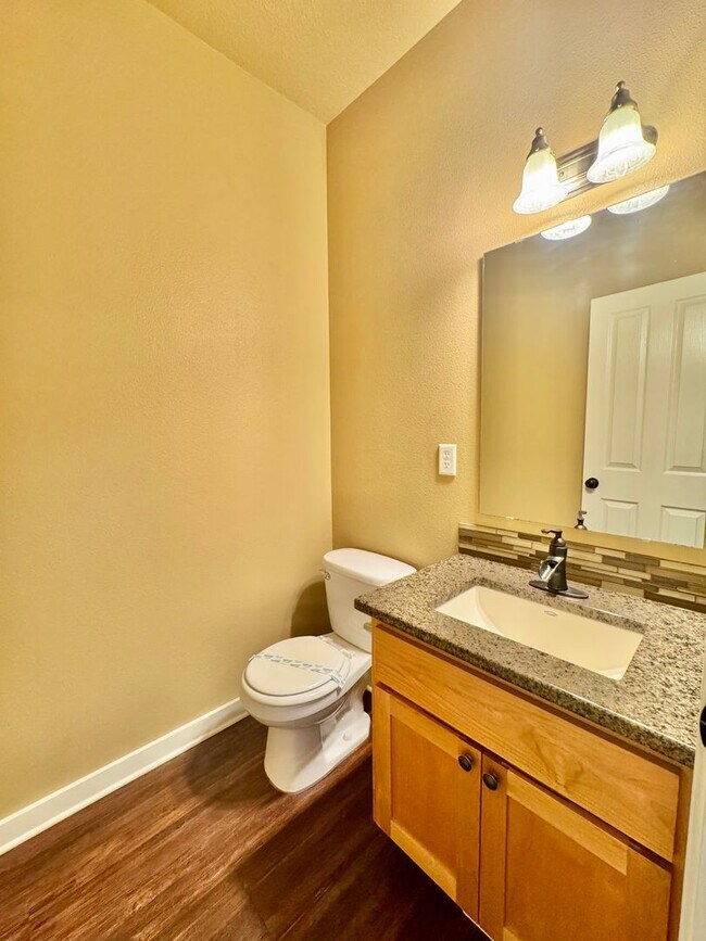 Building Photo - COMING SOON - EZ access to 205 within minu...