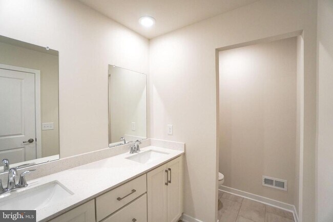 Building Photo - 4823 Lincoln Aly