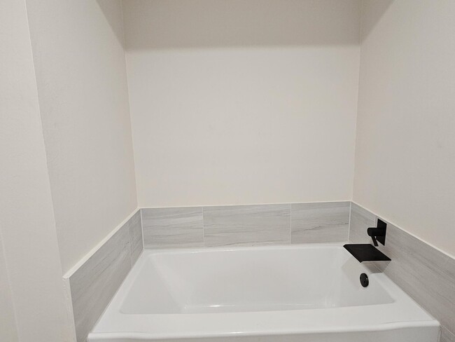 Building Photo - 16627 Aldenham Pl