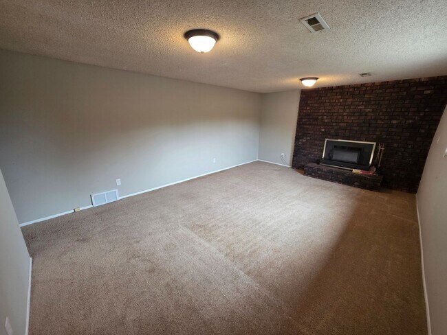 Building Photo - Beautiful Home in 5 Mile
