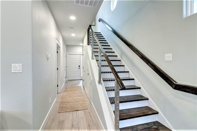 Building Photo - 224 E Oaks Ave