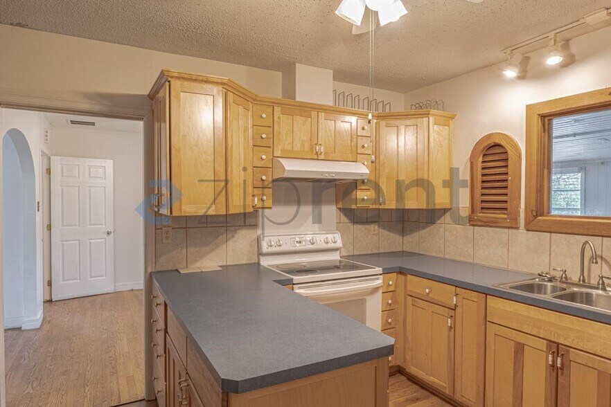 Building Photo - 1418 W Shepherd St