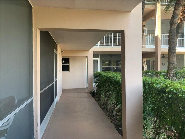 Building Photo - 501 Blue Heron Dr