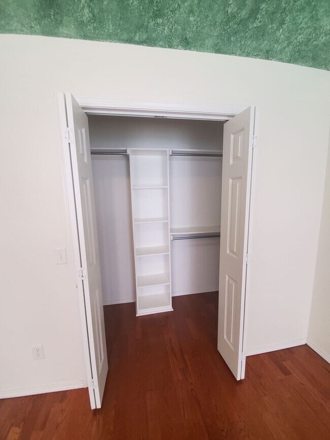 Building Photo - PRELEASING FOR EARLY MARCH! (3) Bed/(2) Bath NE Norman!