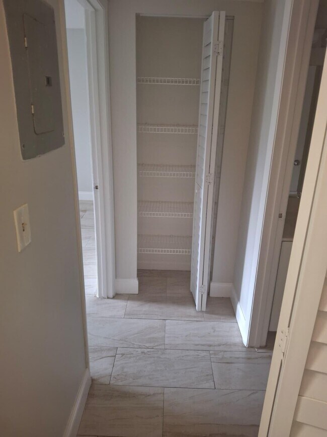 Building Photo - 9833 Westview Dr